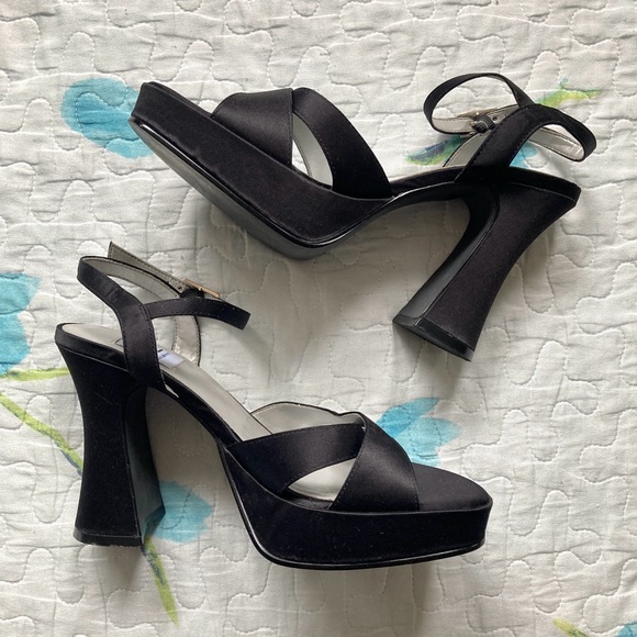 Vintage 90s Deadstock Strappy Platform Heels 👠 - Picture 3 of 9